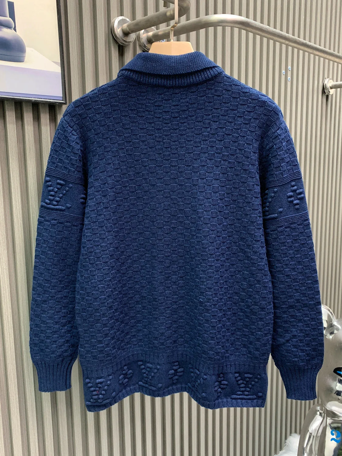🅿️340 🀄️ Louis Vuitton Louis Vuitton official website price: 24200 ￥ (2200T white) In order to restore the original feel to the greatest extent, thickness, color and details, the wool is tested according to the original yarn. Customized spinning + customization + custom dyeing. Customized high-quality crown yarn is used. Currently, there is no stock of this kind of yarn on the market. The filling yarns on the market are all cotton-containing. The color is too hard to achieve the effect of the original version, and the color is very different from the original version. Our custom-made core-filled yarn has many manufacturing processes. It needs to spin out the raw material core for secondary processing, hook the yarn on the machine, and thread the raw material core. The machine speed cannot be fast, and it is easy to spin out once it is spun out. Once the spin is pulled out, it will be useless. After finishing, you can only find a high-temperature vat for the dyeing vat. If the temperature is not enough, the yarn will be dyed unevenly. High-temperature vats are rare in general dyeing factories. Generally, it takes 12 hours to enter the vat for dyeing. It takes several hours to dry at low temperature when the temperature is too high. After dyeing, you can only slow down and use a fast machine to make thick and thin wool horizontal bars. In order to restore the original effect to the maximum, the LOGO is made exactly the same as the original version. The fabric pieces are knitted at a parallel and even speed using a "German imported machine worth 47W". Each piece takes 270 minutes. All knots during the weaving process will be manually processed without leaving a mark. The knot-free rate is as high as 95% and will not be woven like those ordinary computerized flat knitting machines. In order to rush the goods efficiently, the speed is turned to the limit. The knitted garments have different stitch sizes, lettering patterns, and patterns.